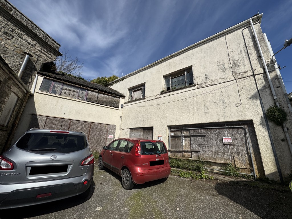 Lot: 74 - TOWN CENTRE INDUSTRIAL UNITS IN NEED OF SIGNIFICANT REPAIR - 8 & 10 Globe Yard